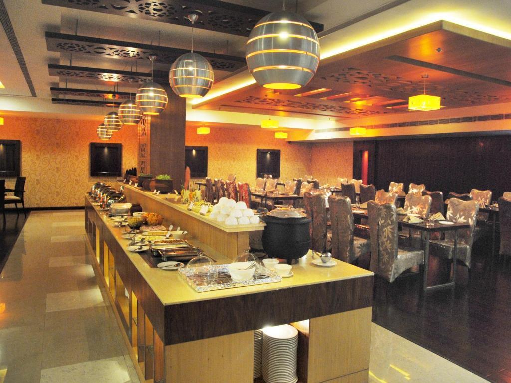 Fortune Select Grand Ridge - Member ITC Hotel Group Tirupati Exterior foto The buffet at the hotel