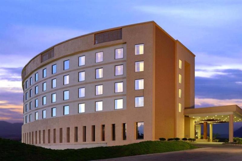 Fortune Select Grand Ridge - Member ITC Hotel Group Tirupati Exterior foto The hotel at dusk