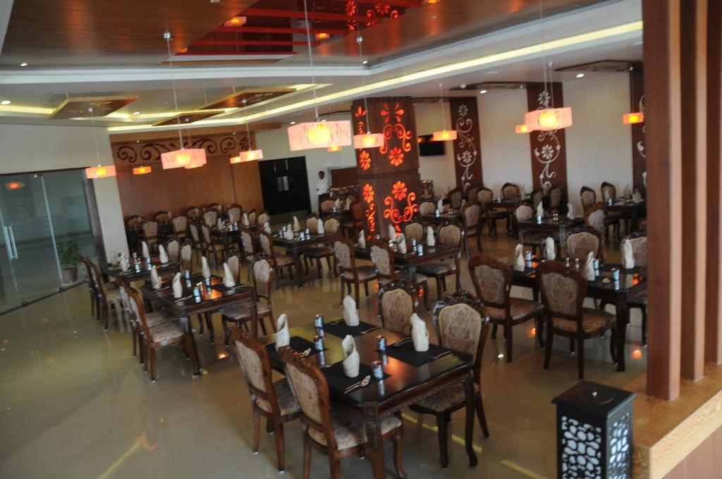 Fortune Select Grand Ridge - Member ITC Hotel Group Tirupati Exterior foto The interior of a restaurant in India