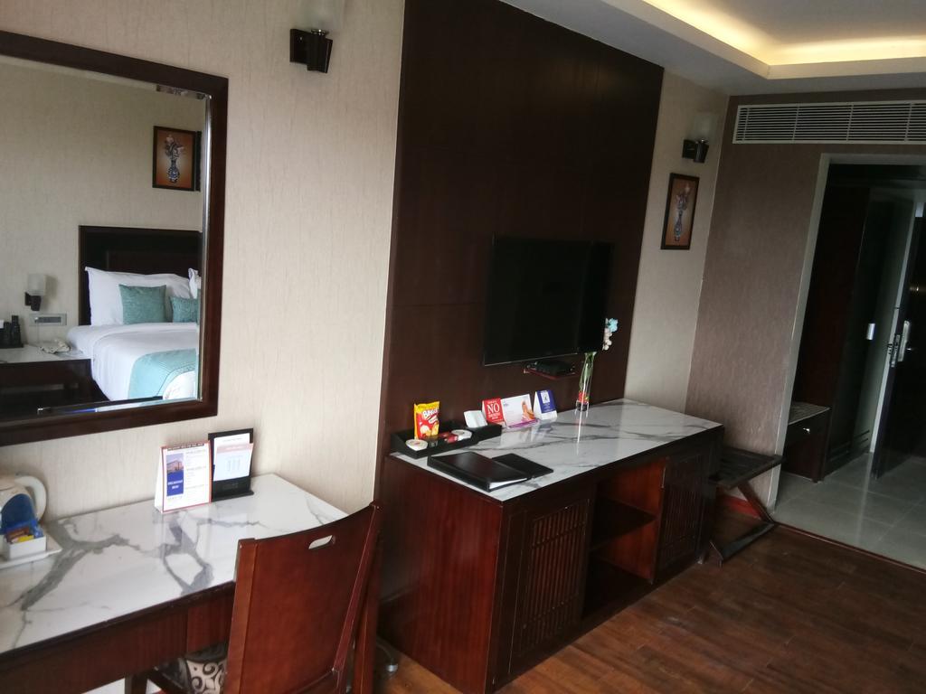 Fortune Select Grand Ridge - Member ITC Hotel Group Tirupati Exterior foto A room at the hotel
