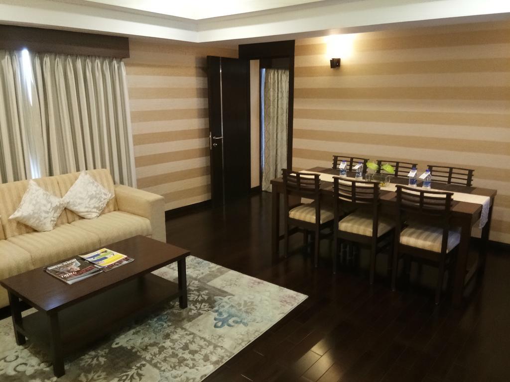 Fortune Select Grand Ridge - Member ITC Hotel Group Tirupati Exterior foto A living room in a suite at the hotel
