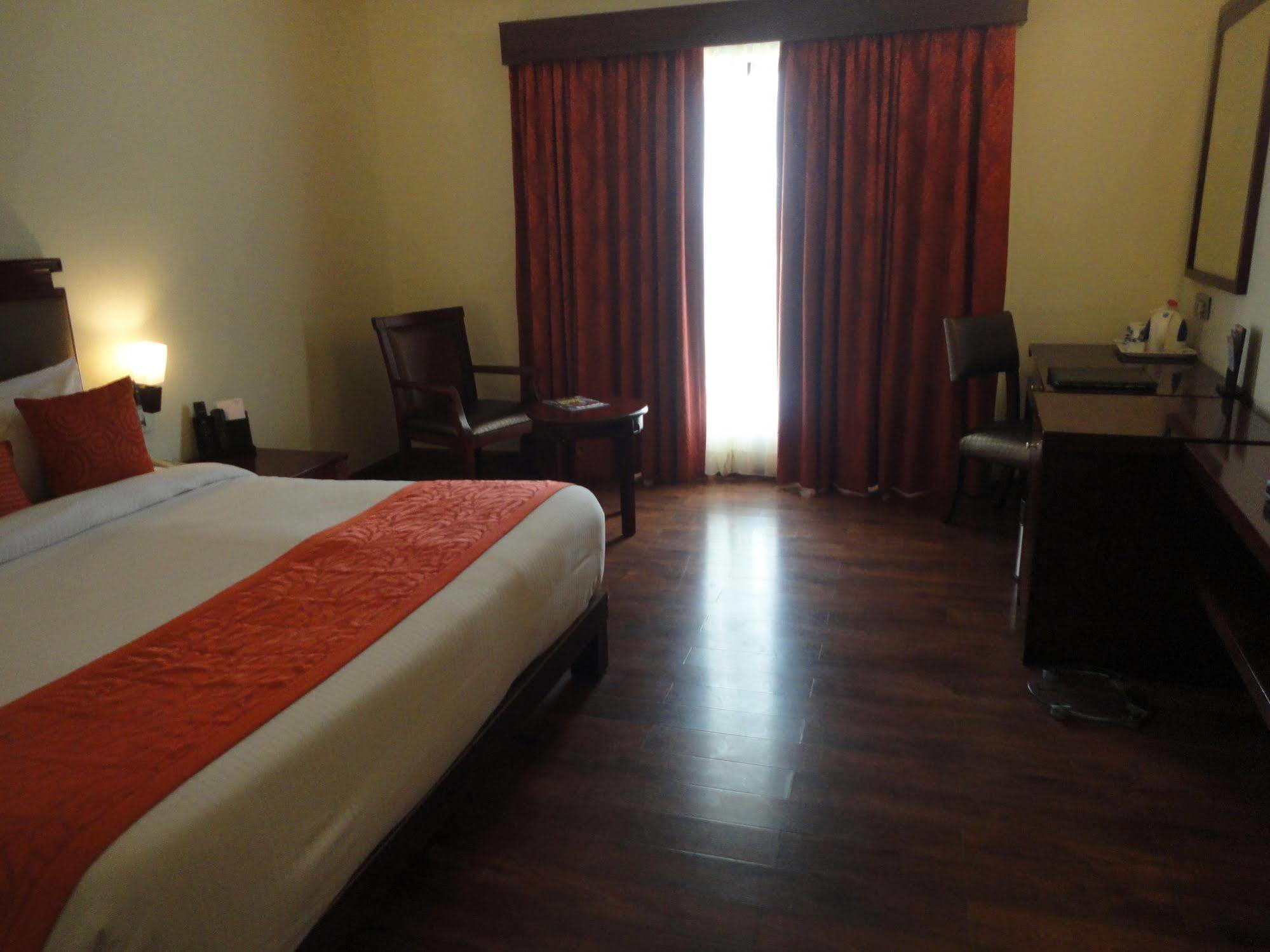 Fortune Select Grand Ridge - Member ITC Hotel Group Tirupati Exterior foto A room at the hotel