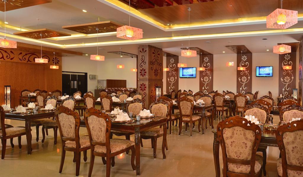 Fortune Select Grand Ridge - Member ITC Hotel Group Tirupati Exterior foto The interior of a restaurant in India