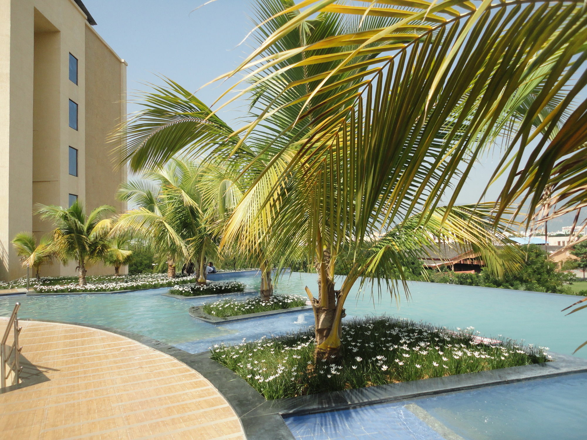 Fortune Select Grand Ridge - Member ITC Hotel Group Tirupati Exterior foto The pool at the Sheraton Club Resort